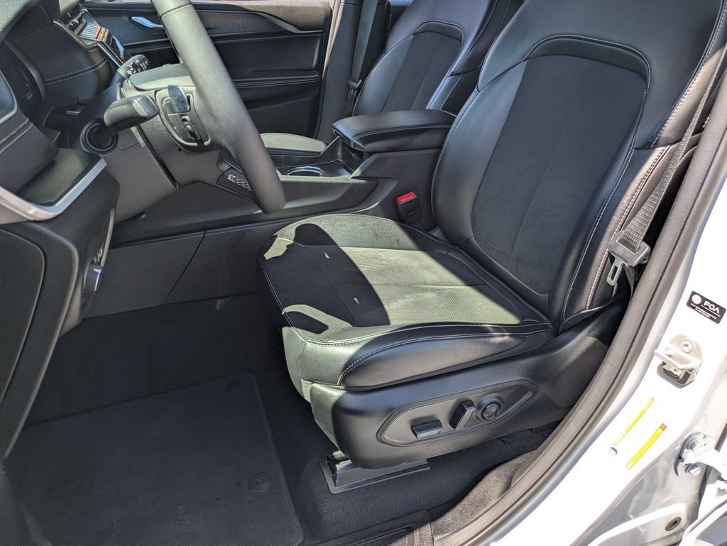 Used 2025 Jeep Grand Cherokee Altitude AWD/4WD image 14