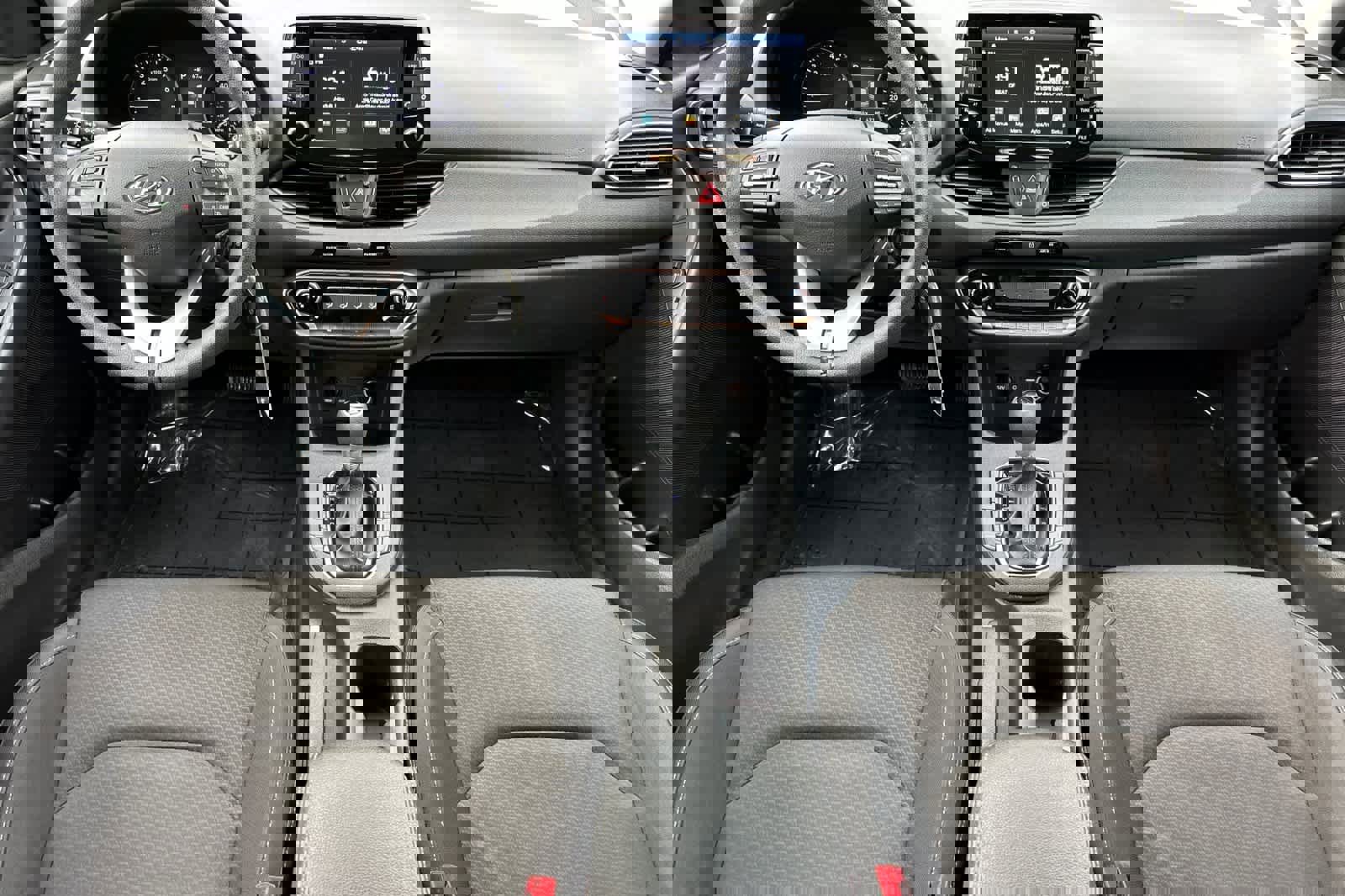 Used 2018 Hyundai Elantra GT image 3