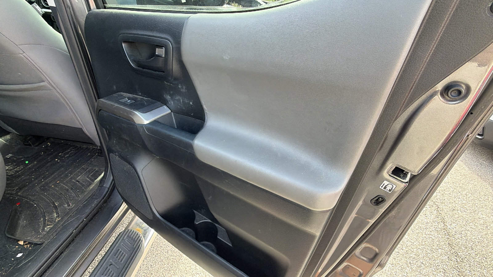 Used 2016 Toyota Tacoma SR5 RWD image 19