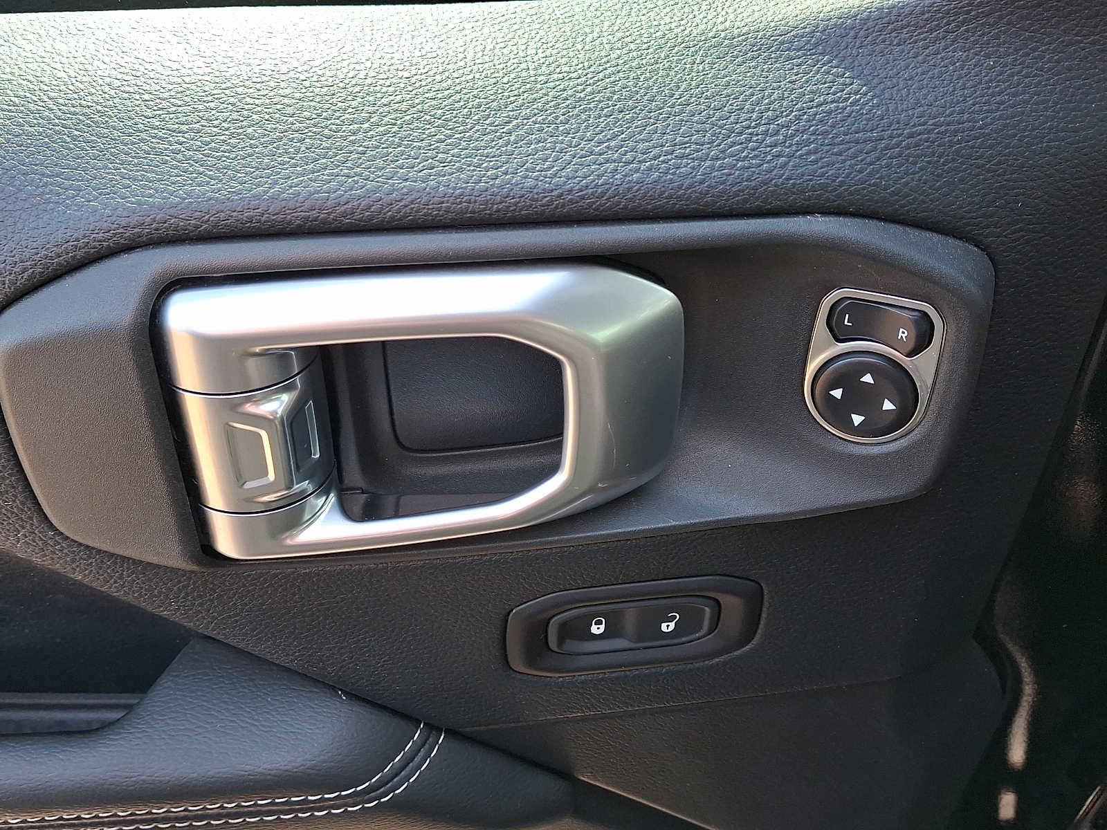 Used 2019 Jeep Wrangler Unlimited Sahara w/ Quick Order Package 24M Moab AWD/4WD image 12
