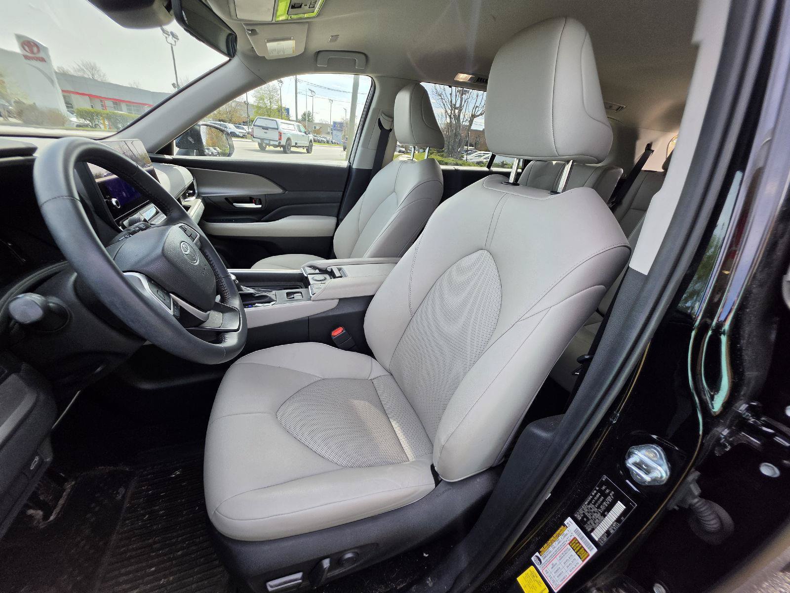 Used 2024 Toyota Grand Highlander AWD image 13