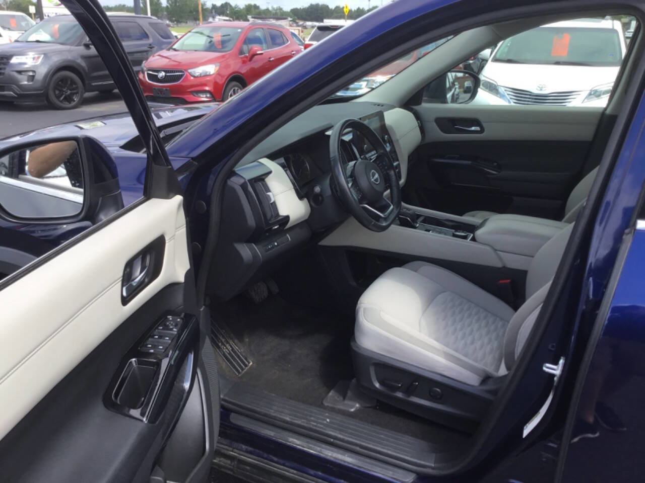 Used 2022 Nissan Pathfinder SV image 3
