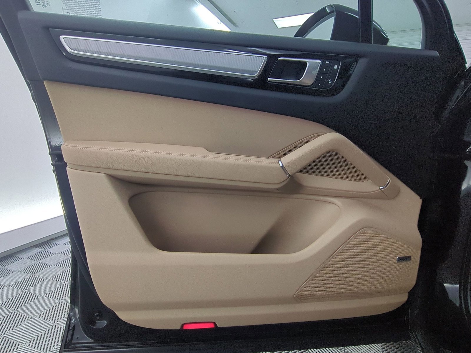 Certified 2023 Porsche Cayenne E-Hybrid image 30