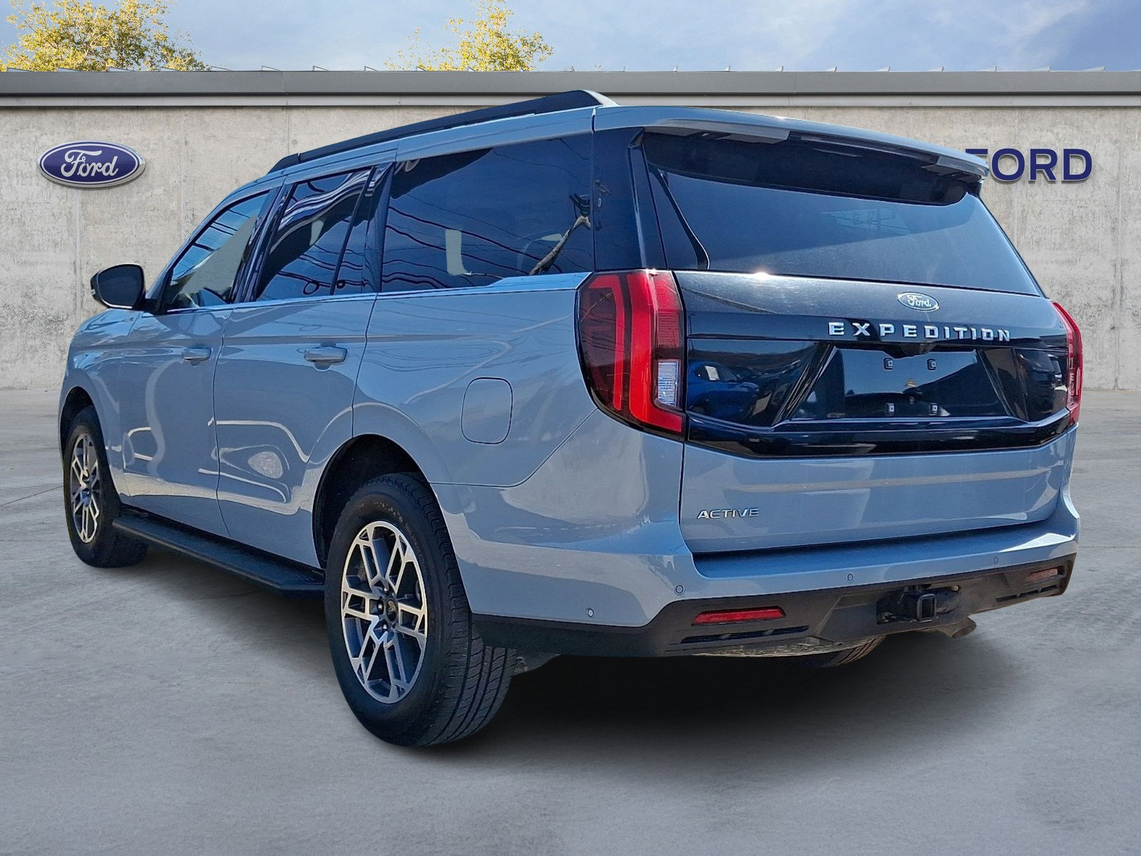 Used 2025 Ford Expedition Active AWD/4WD image 4