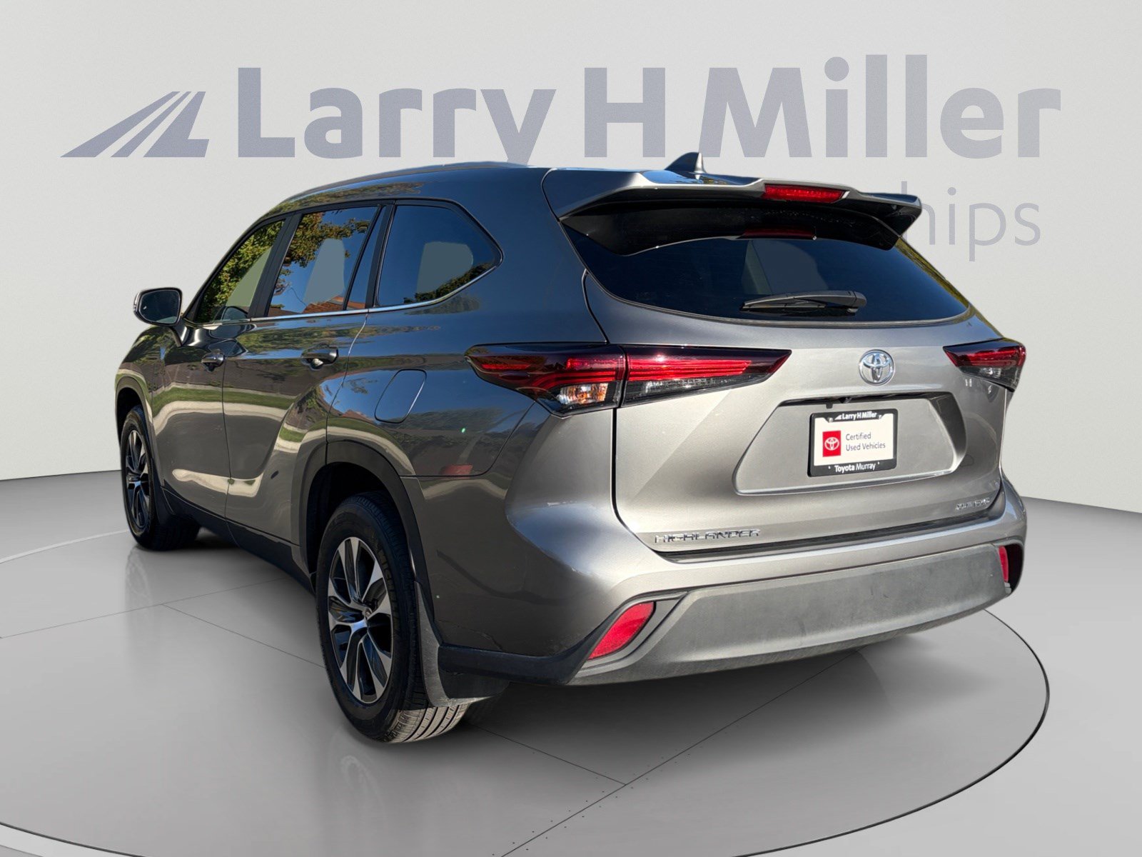 Used 2025 Toyota Highlander XLE AWD/4WD image 3
