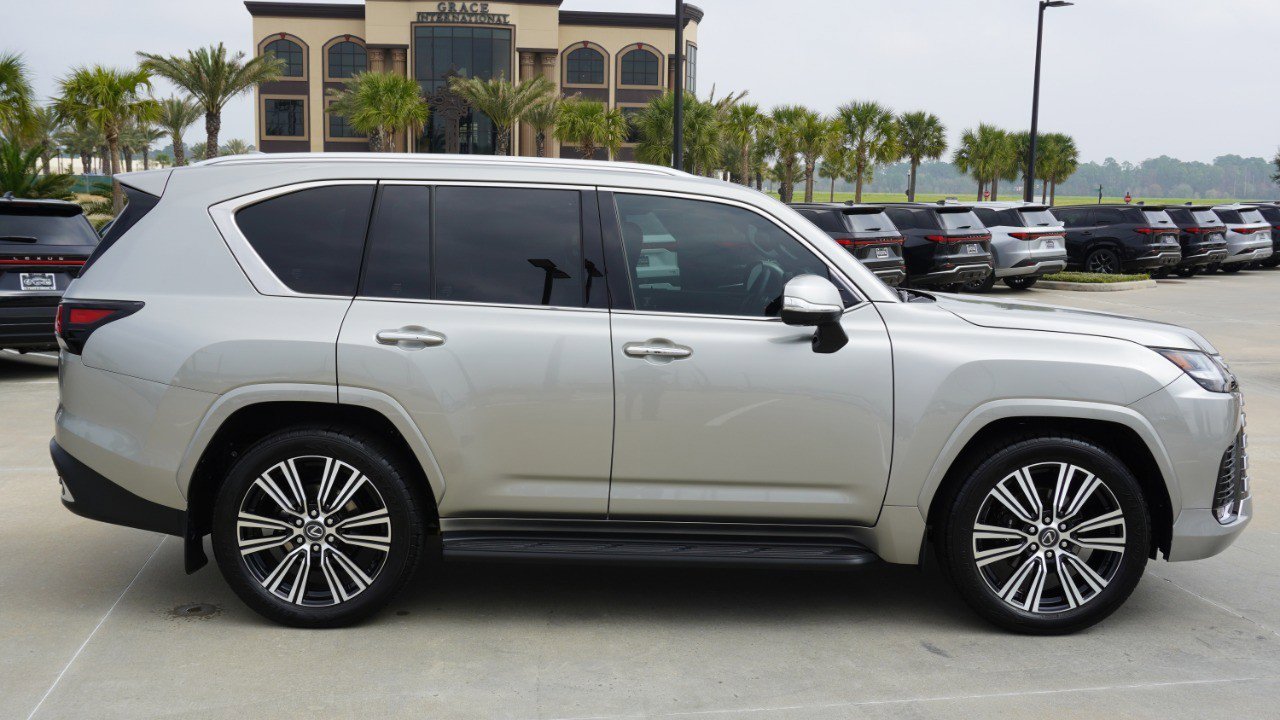Used 2024 Lexus LX 600 4WD w/ Luxury Package image 4