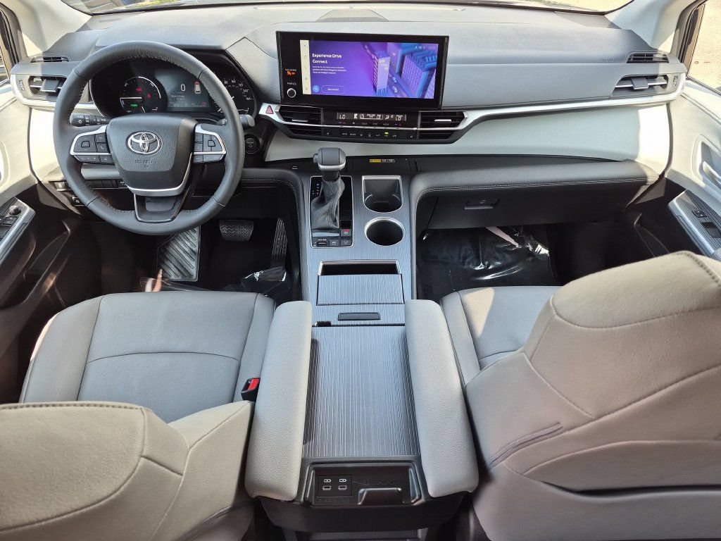 Used 2026 Toyota Sienna XLE FWD image 4