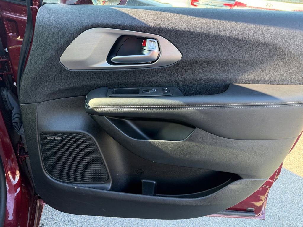 Used 2022 Chrysler Pacifica Limited w/ S Appearance Package image 27