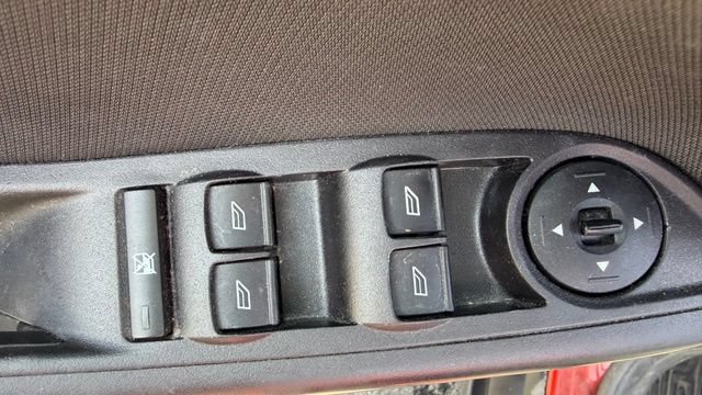 Used 2018 Ford Focus SE w/ Cold Weather Package FWD image 16