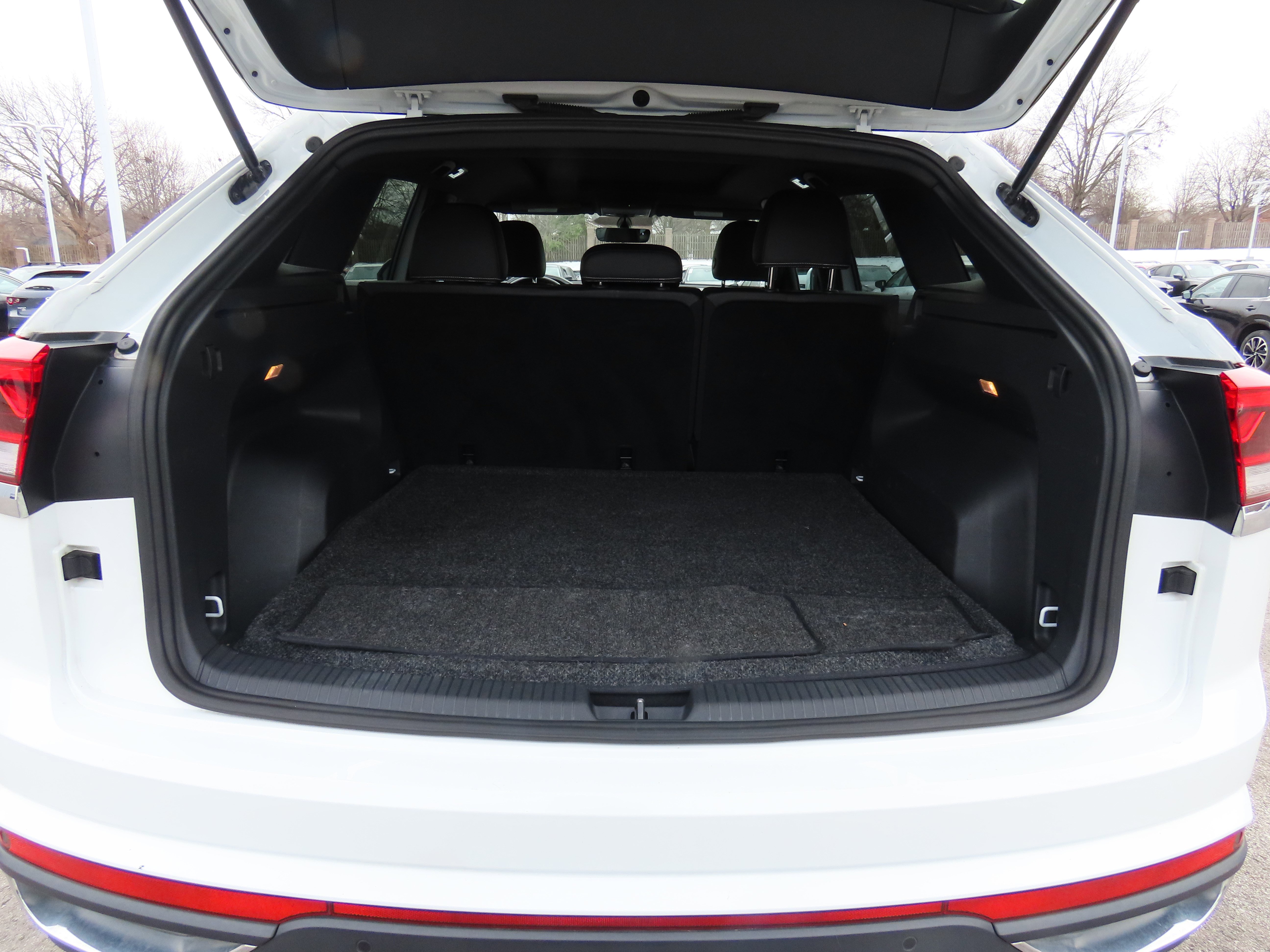 Used 2022 Volkswagen Atlas Cross Sport SE w/ Panoramic Sunroof Package image 21