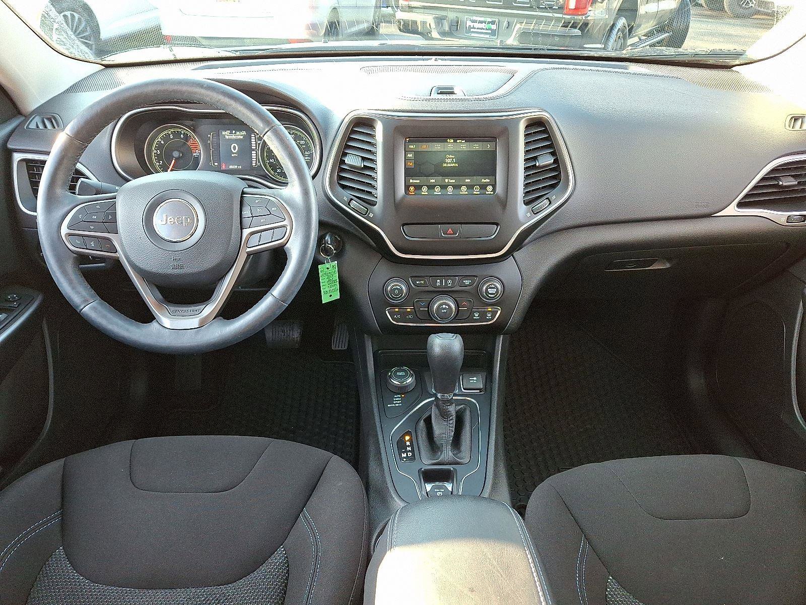 Used 2019 Jeep Cherokee Latitude w/ Cold Weather Group image 11