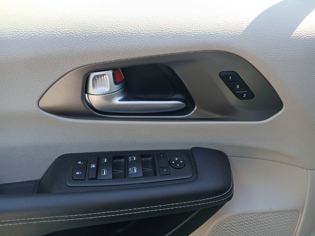 Used 2024 Chrysler Pacifica Touring-L image 13