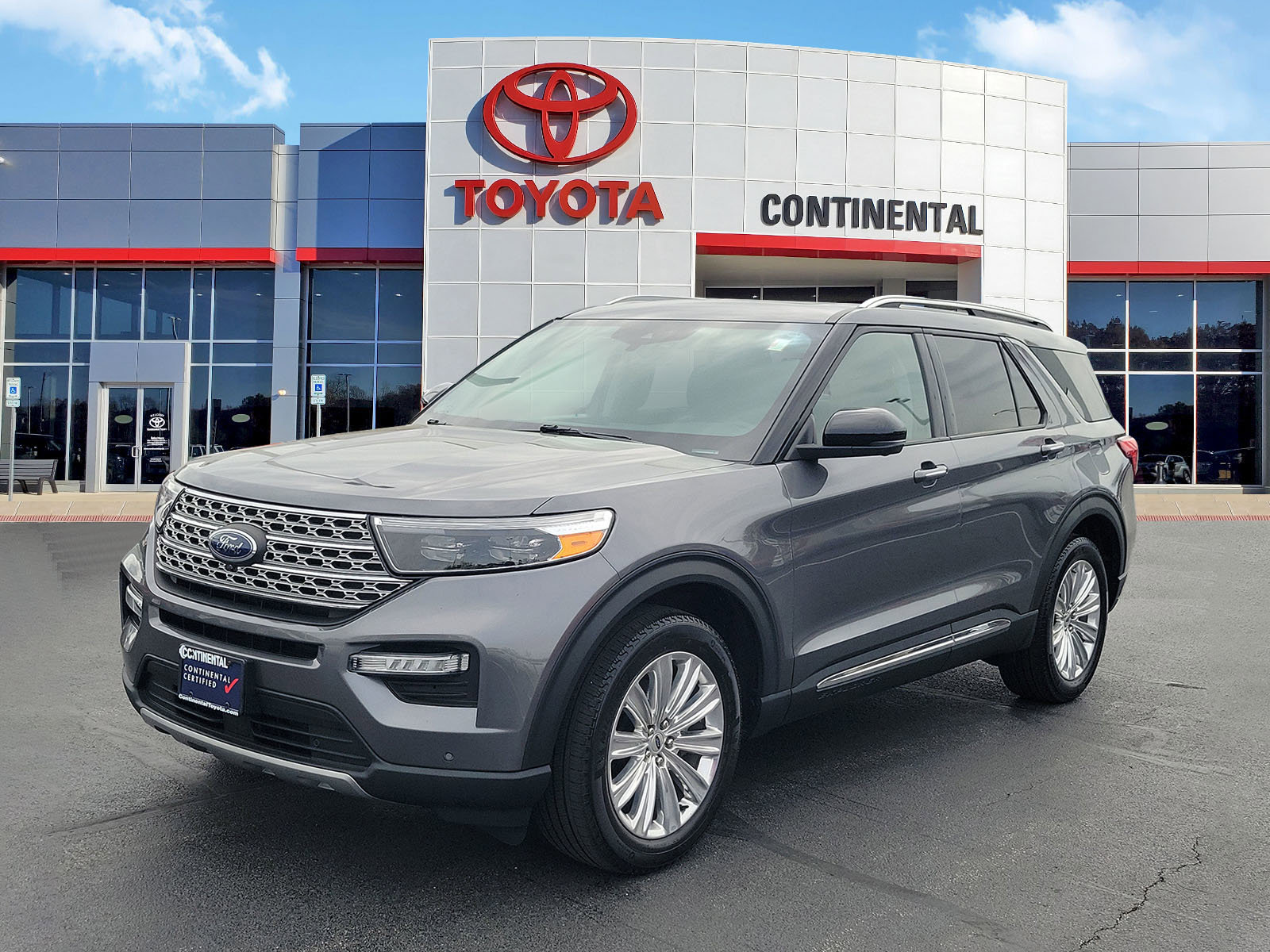 Used 2022 Ford Explorer Limited w/ Equipment Group 301A AWD/4WD image 3