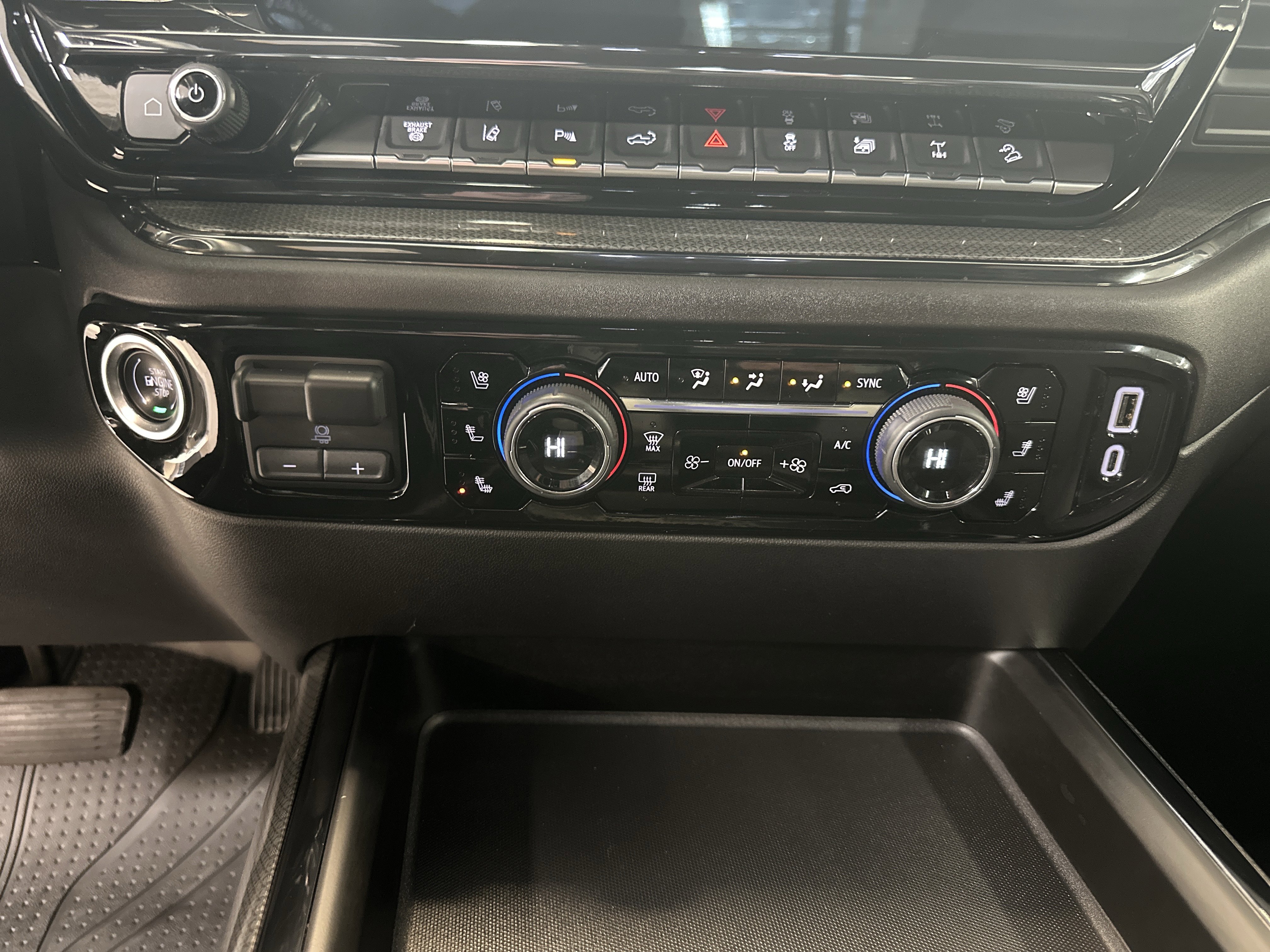 Used 2025 Chevrolet Silverado 2500 ZR2 w/ Technology Package image 32