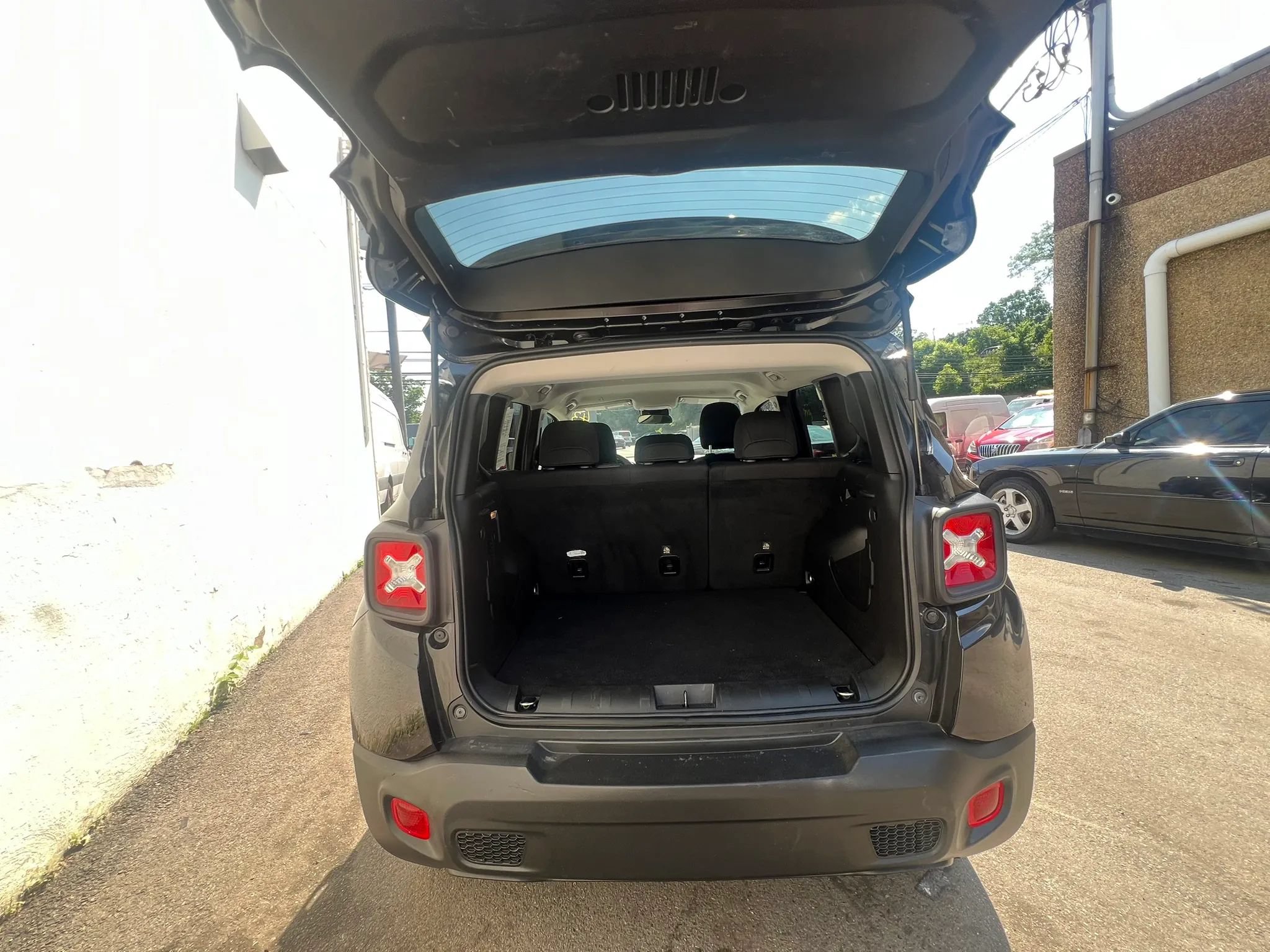 Used 2022 Jeep Renegade Latitude AWD/4WD image 9
