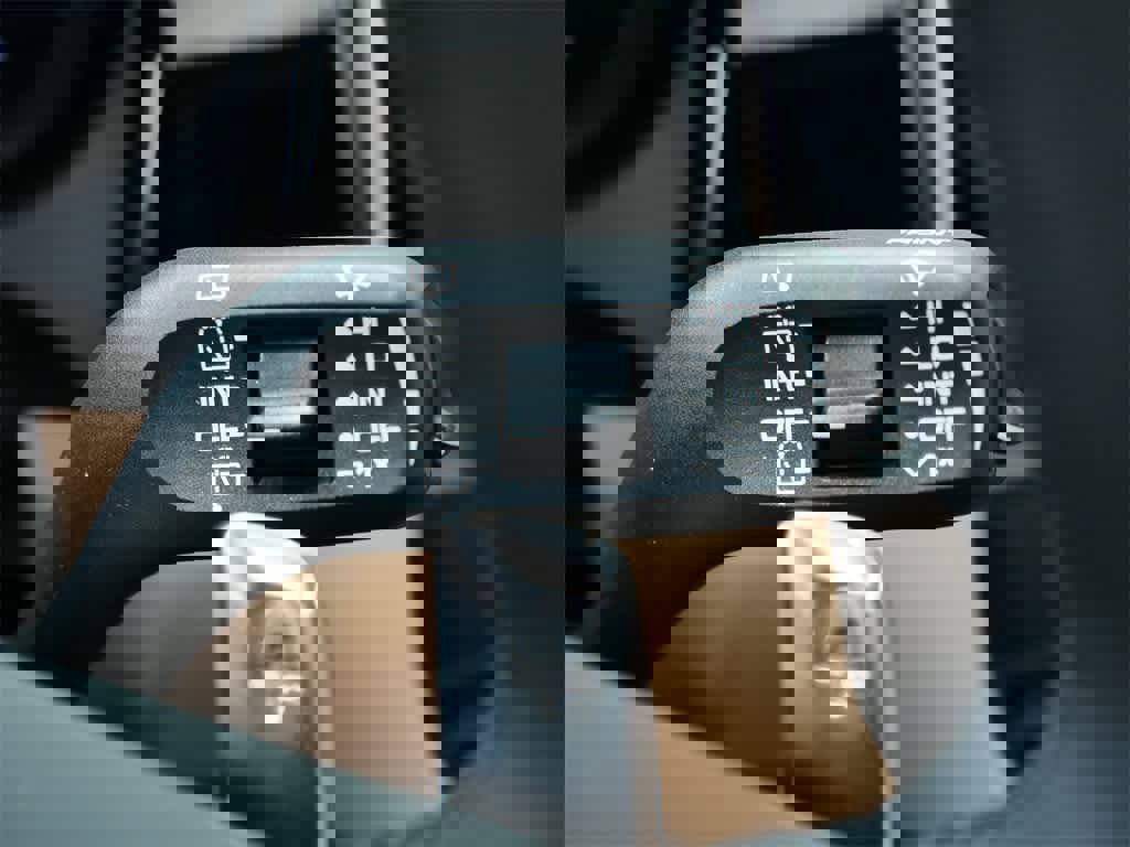 Used 2025 Porsche Macan image 23