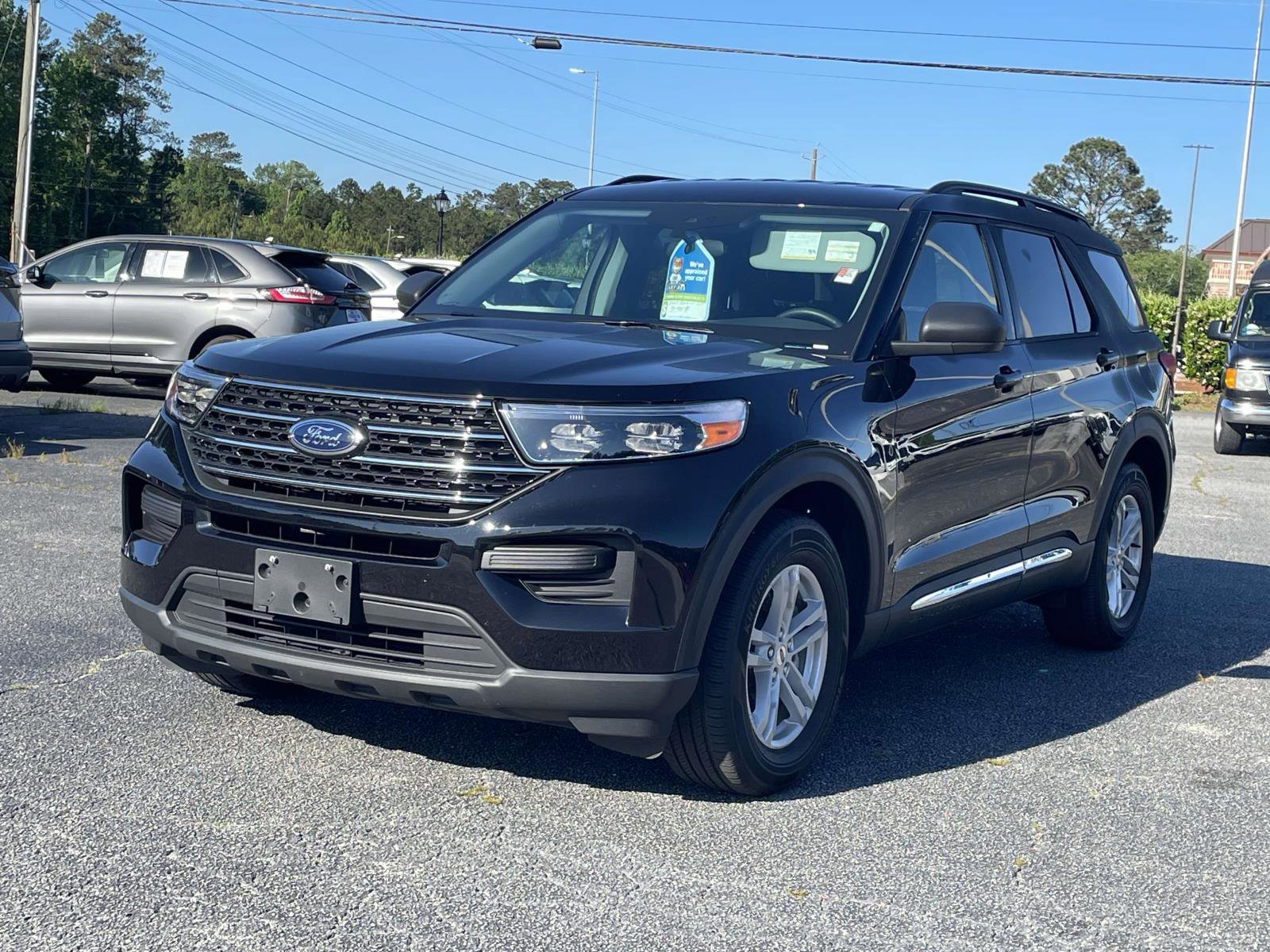 Used 2023 Ford Explorer XLT image 3