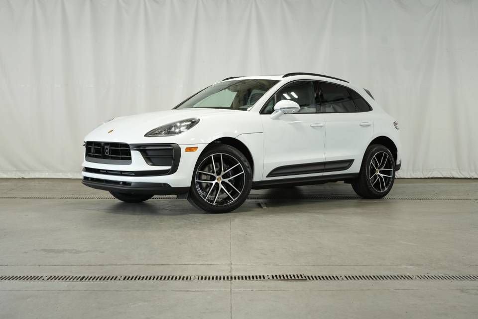 Certified 2025 Porsche Macan AWD/4WD image 1