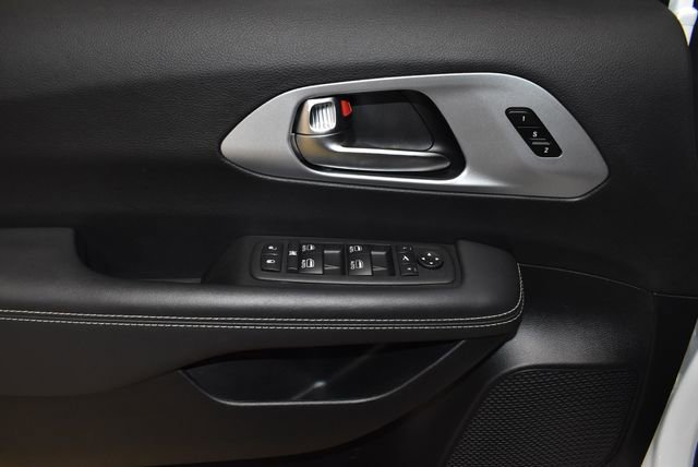 Certified 2025 Chrysler Pacifica Limited image 30