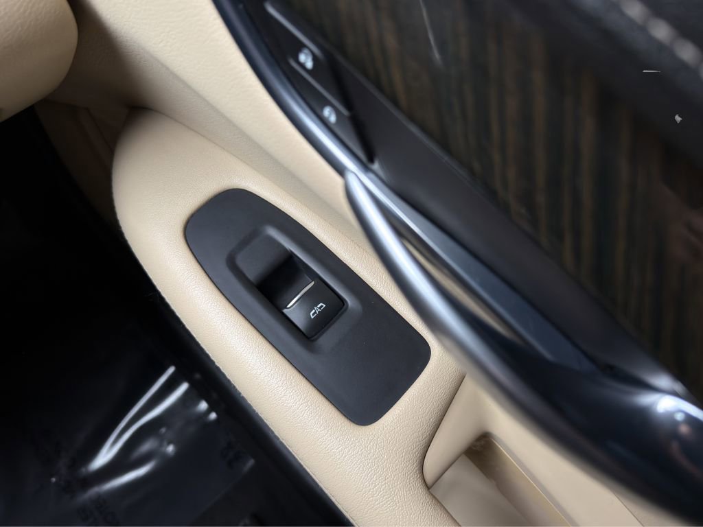 Used 2018 Cadillac XT5 FWD w/ LPO, Wheel Lock Package image 18