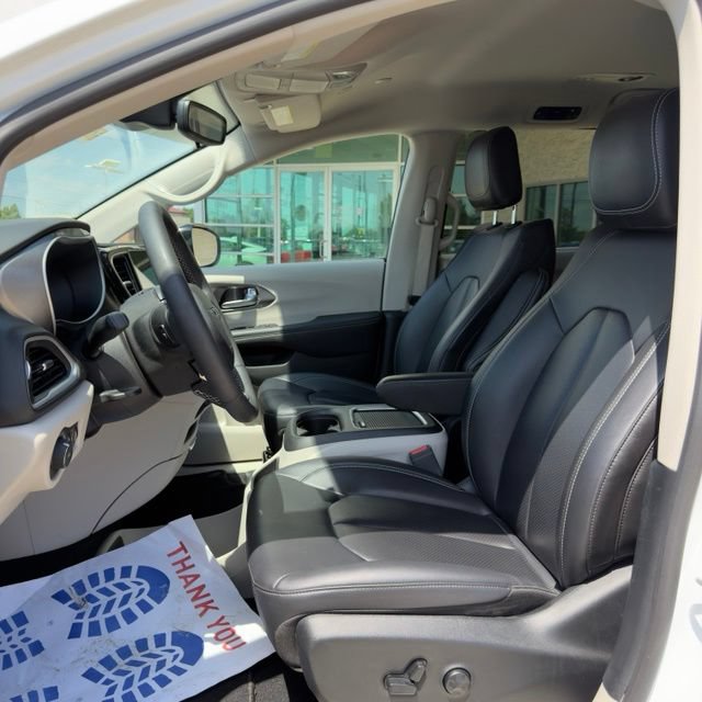 Used 2024 Chrysler Pacifica Touring-L FWD image 10
