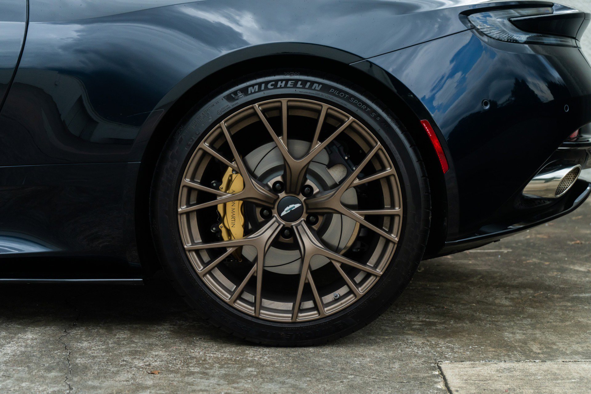 Used 2024 Aston Martin DB12 Coupe RWD image 31