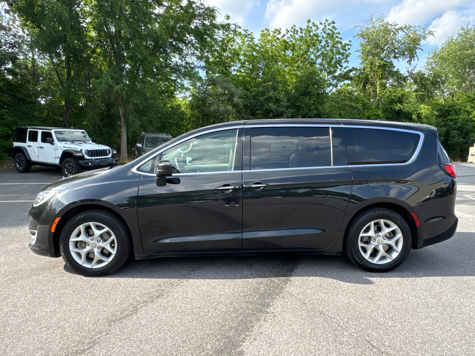Used 2019 Chrysler Pacifica Touring Plus w/ Tire & Wheel Group FWD image 8