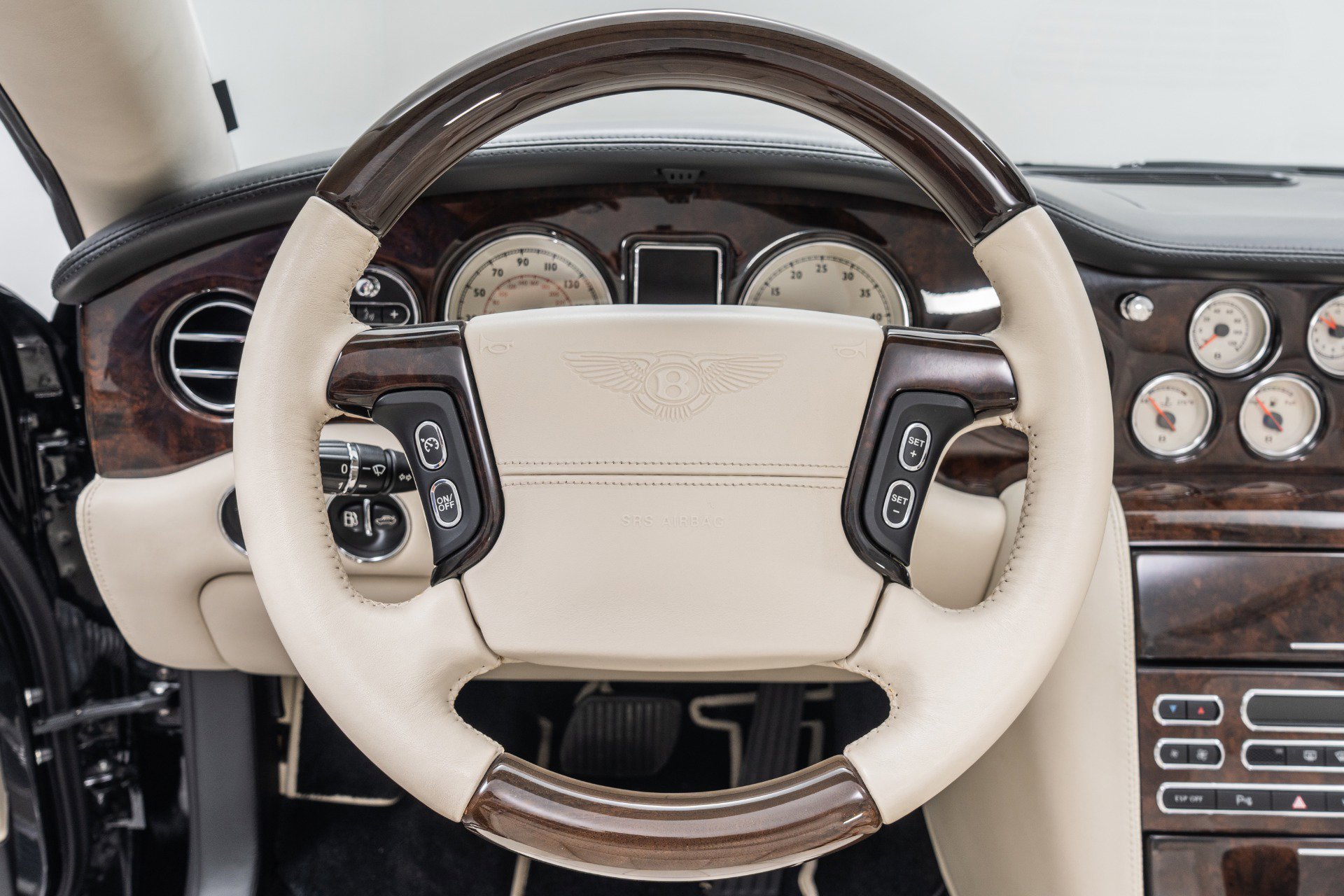 Used 2009 Bentley Azure RWD image 15