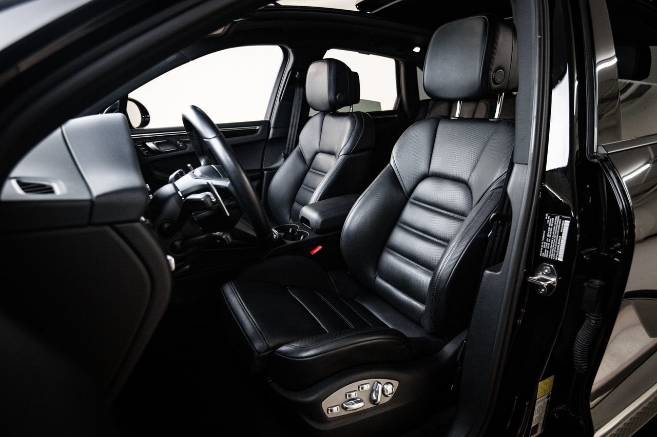 Certified 2024 Porsche Macan AWD/4WD image 5