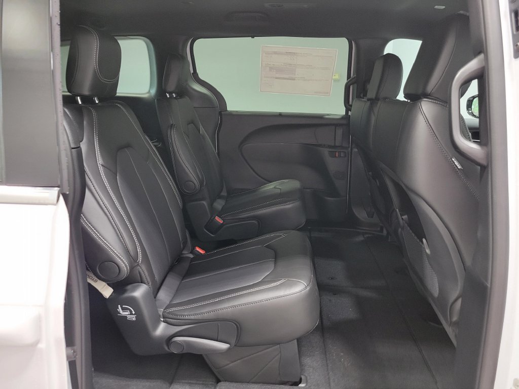 New 2027 Chrysler Pacifica Select AWD/4WD image 11