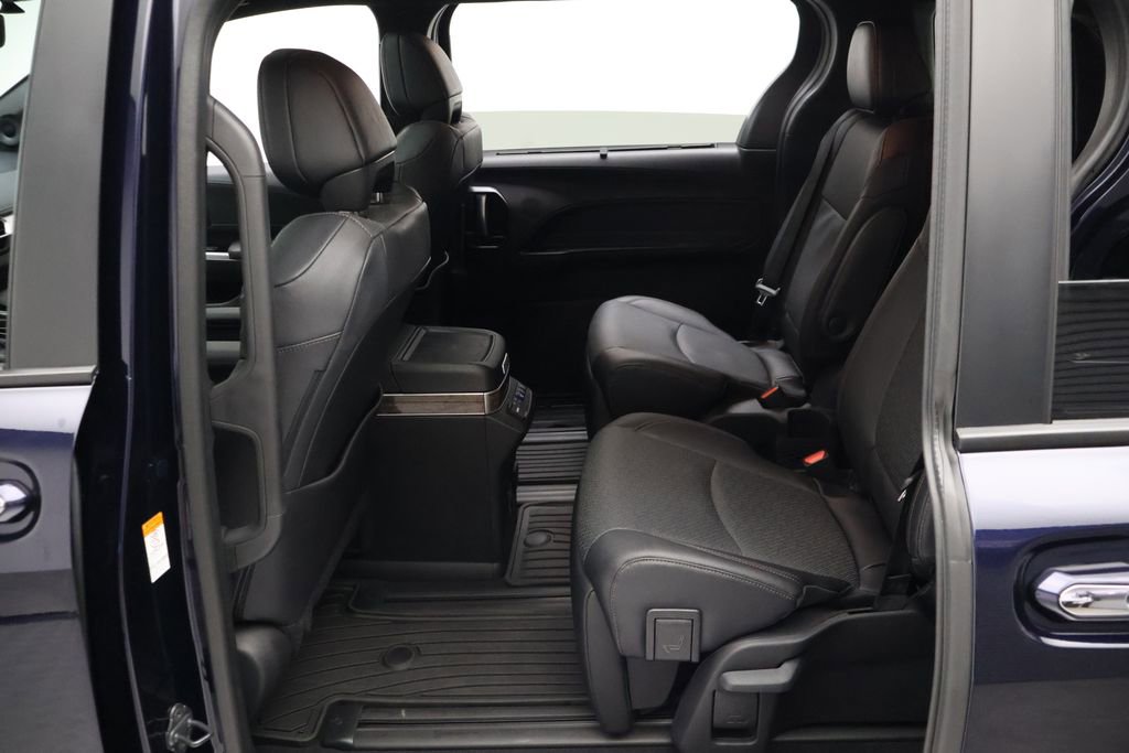 Certified 2025 Toyota Sienna Platinum image 19