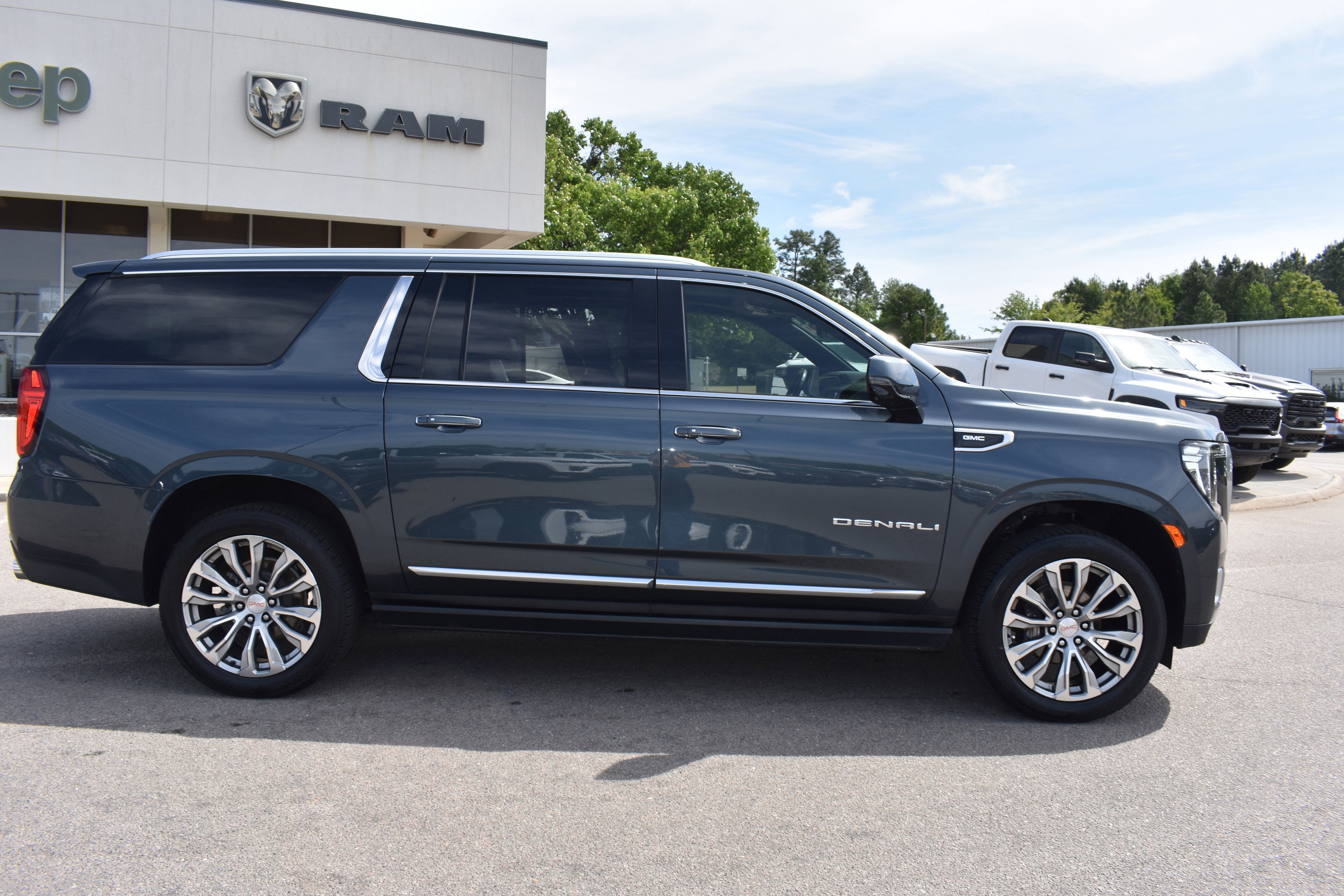 Used 2021 GMC Yukon XL Denali w/ Denali Ultimate Package AWD/4WD image 10