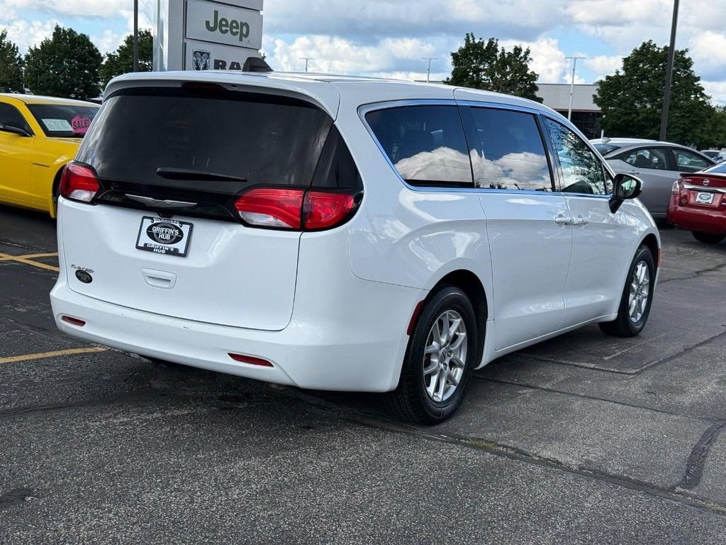 Certified 2023 Chrysler Voyager LX FWD image 3
