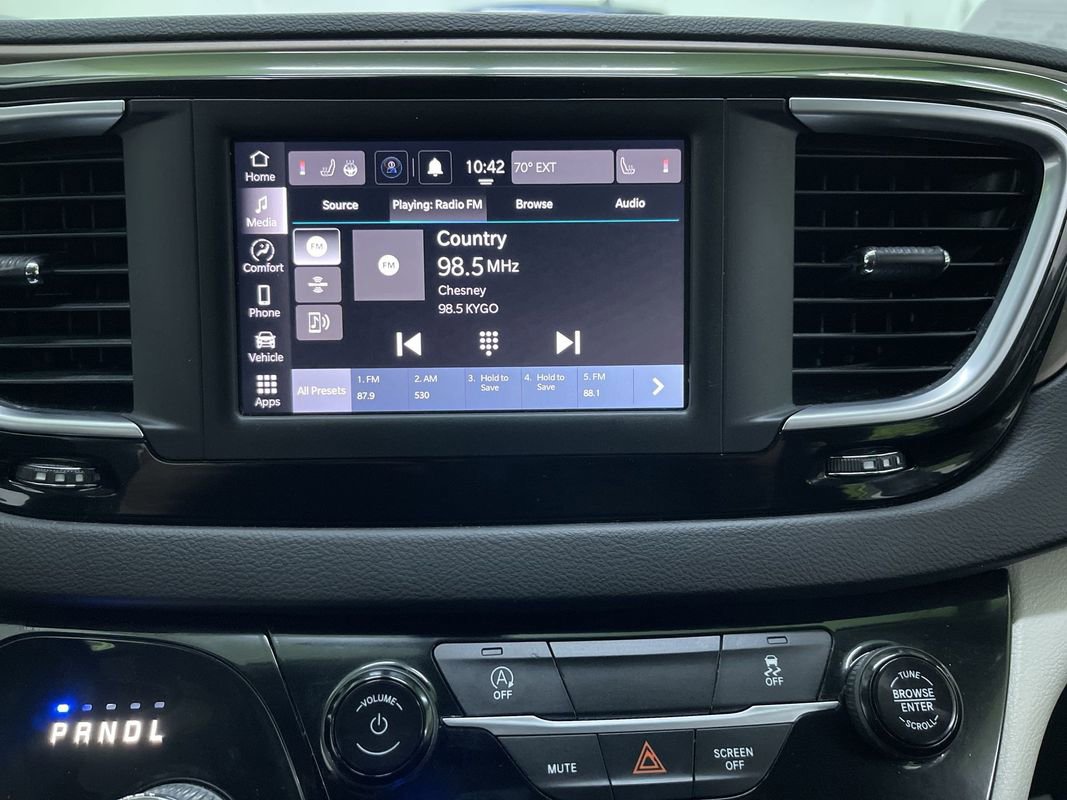 Used 2022 Chrysler Voyager LX image 20