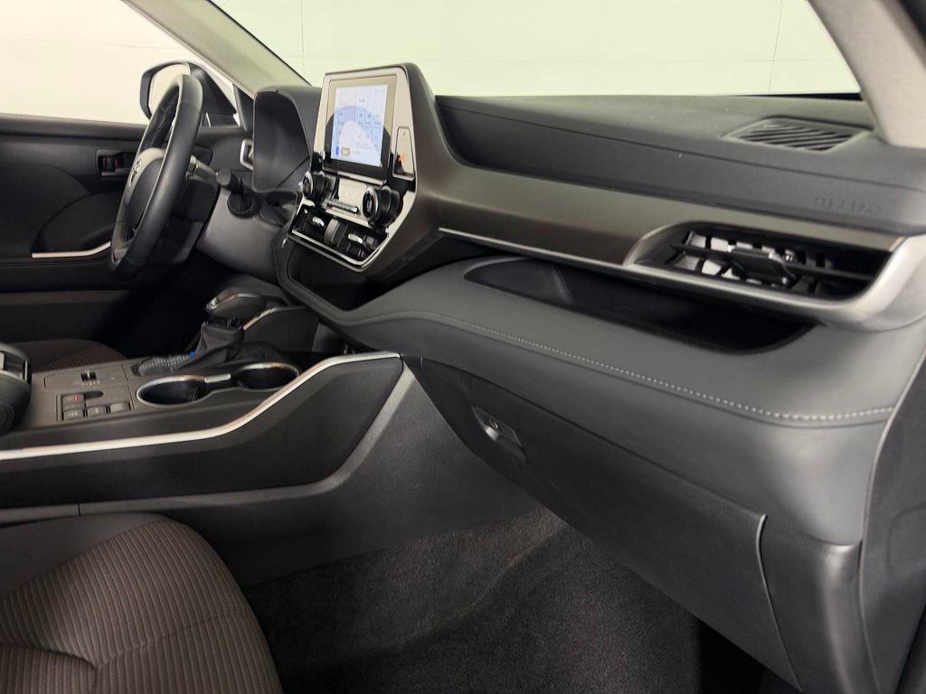 Used 2025 Toyota Highlander LE FWD image 31