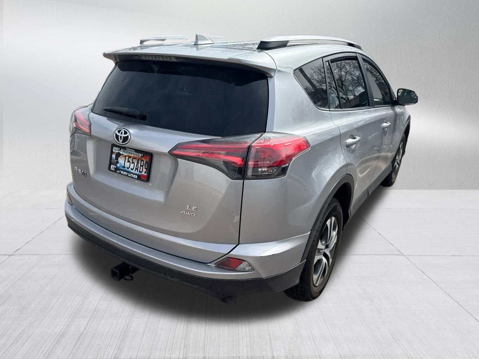 Used 2018 Toyota RAV4 LE AWD/4WD image 3