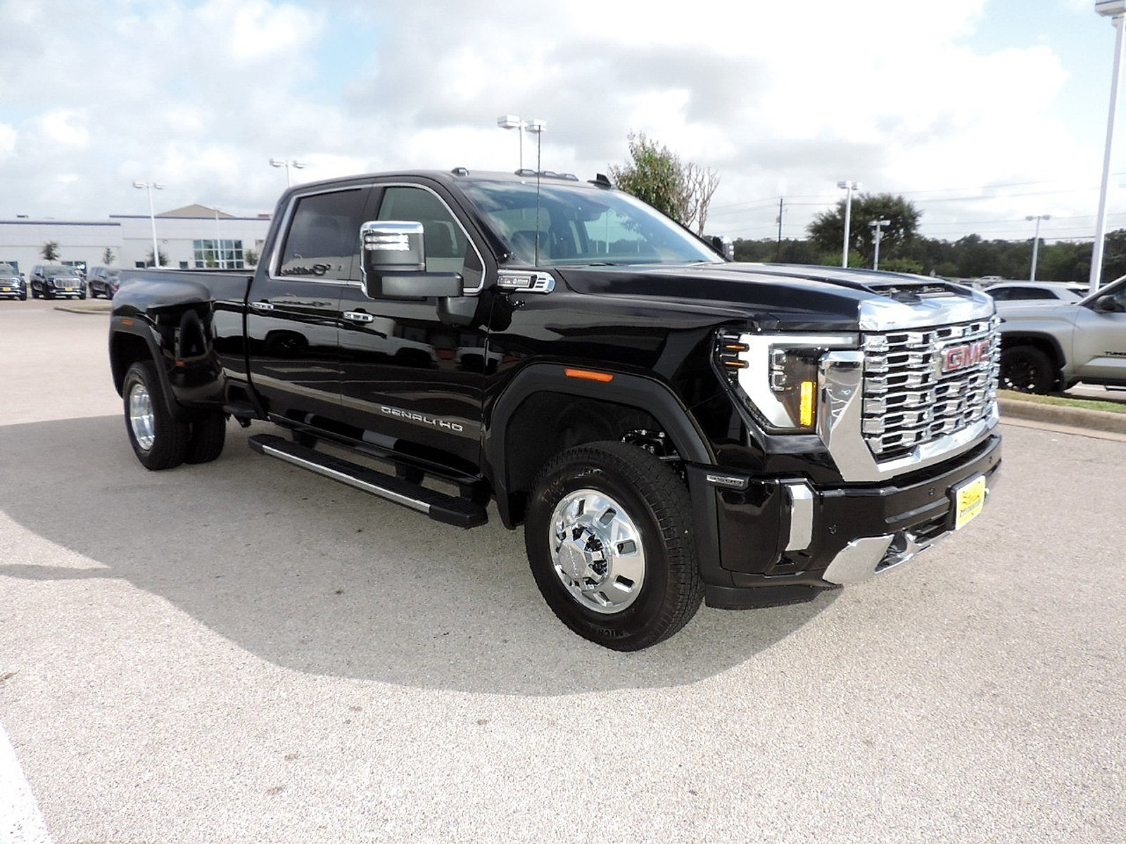 New 2026 GMC Sierra 3500 Denali w/ Denali Reserve Package AWD/4WD image 3