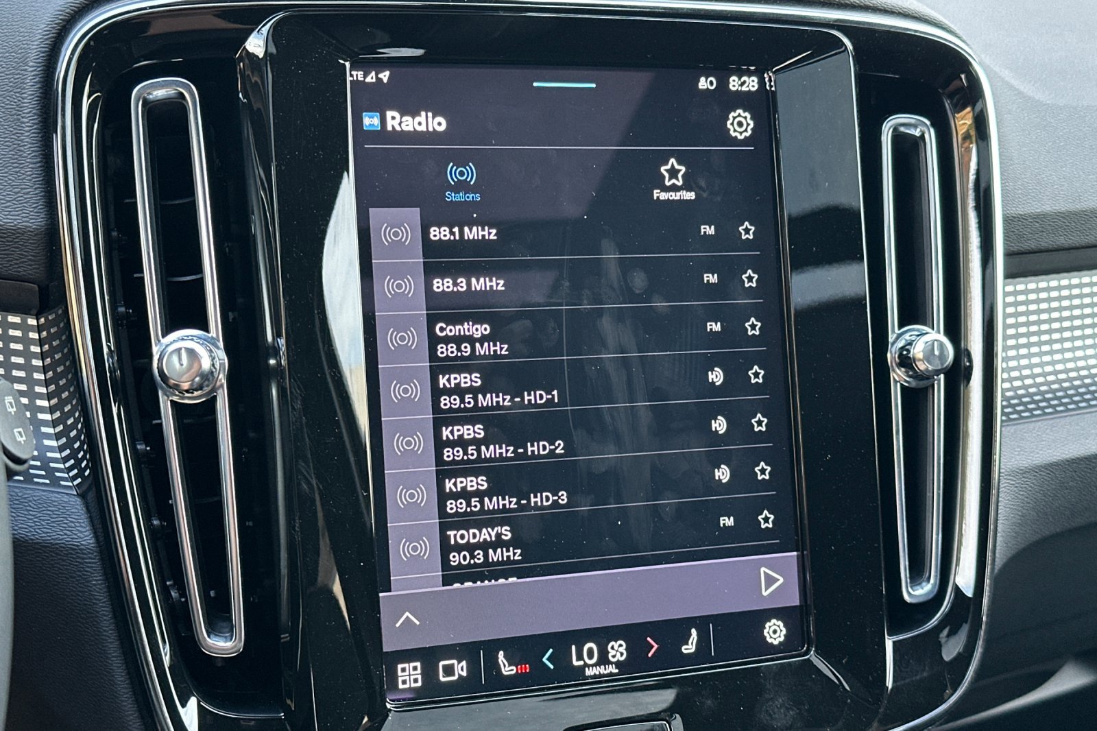 New 2025 Volvo XC40 B5 Plus image 21