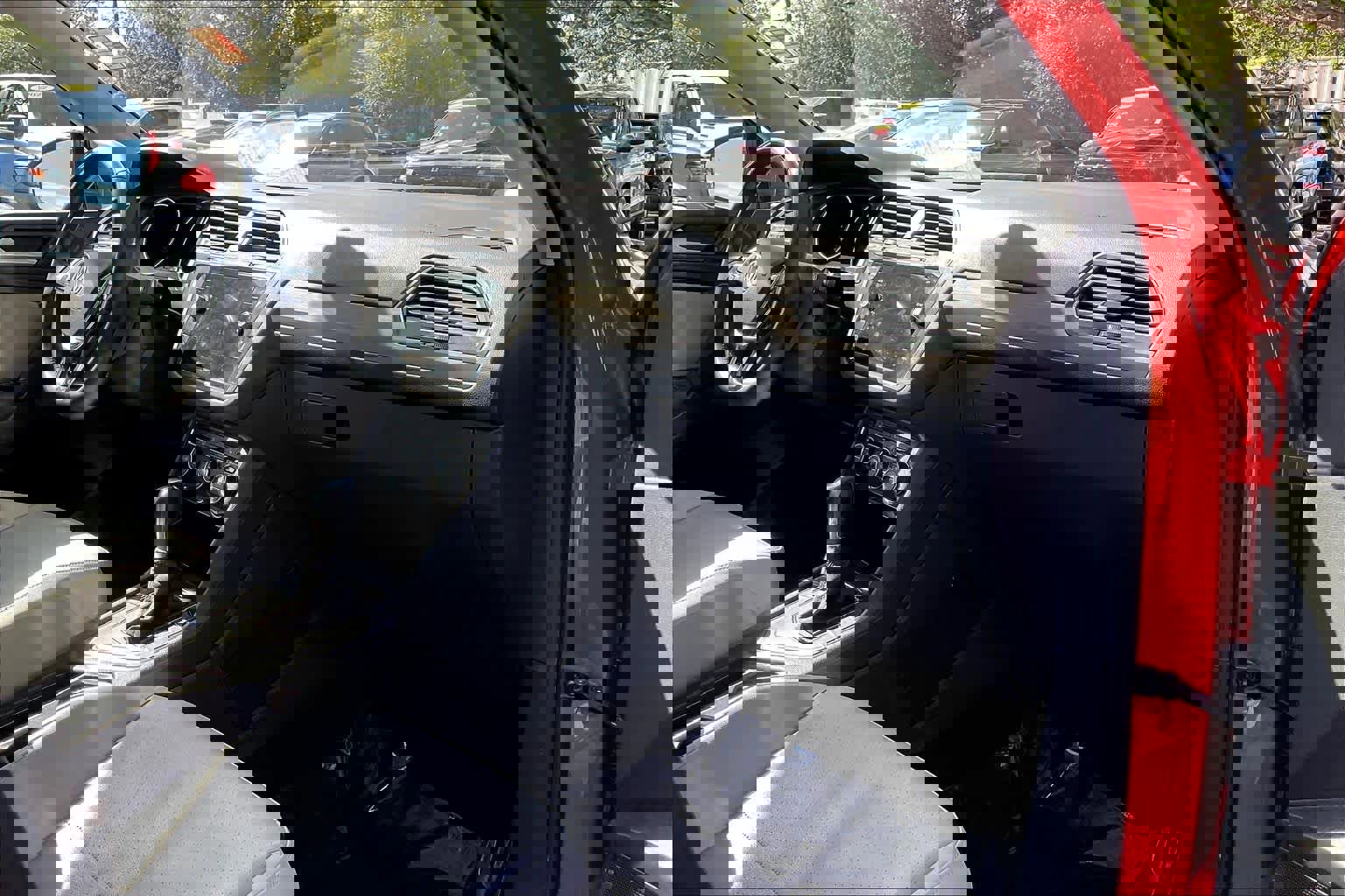 Used 2019 Volkswagen Tiguan SE w/ Panoramic Sunroof Package image 15