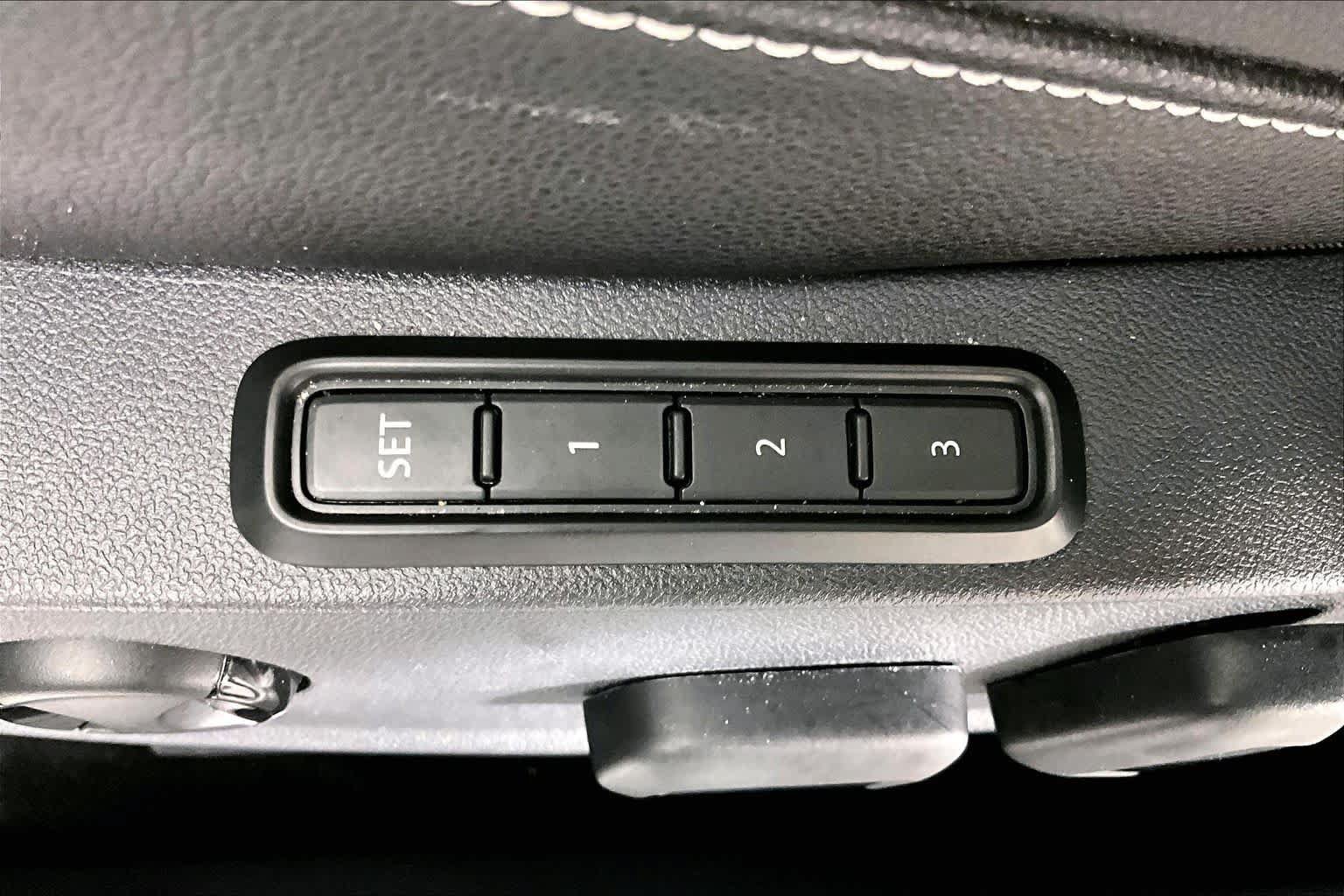 Used 2026 Volkswagen Jetta SEL FWD image 32