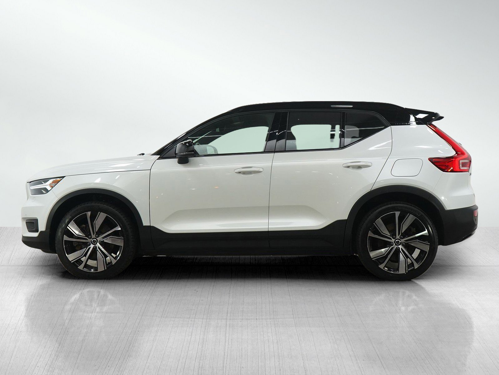 Used 2021 Volvo XC40 P8 Recharge w/ Advanced Package image 3