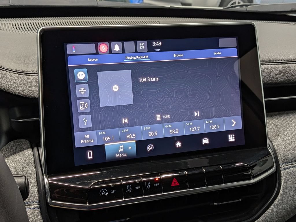Used 2022 Jeep Compass Latitude w/ Sun and Sound Group FWD image 18