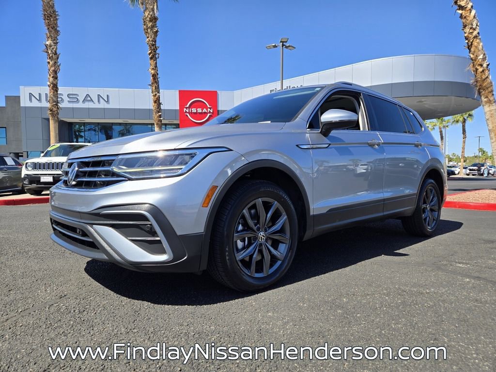 Used 2023 Volkswagen Tiguan SE w/ Panoramic Sunroof Package FWD image 2