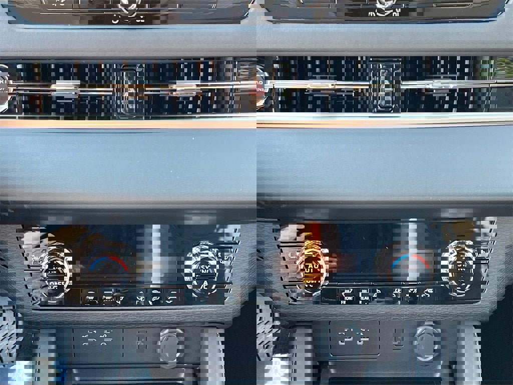 New 2025 Mitsubishi Outlander SE image 16