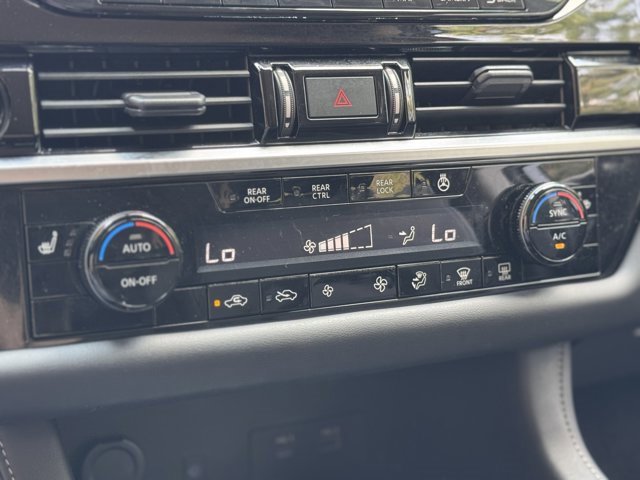 Used 2023 Nissan Pathfinder SL w/ Black Appearance Package image 14