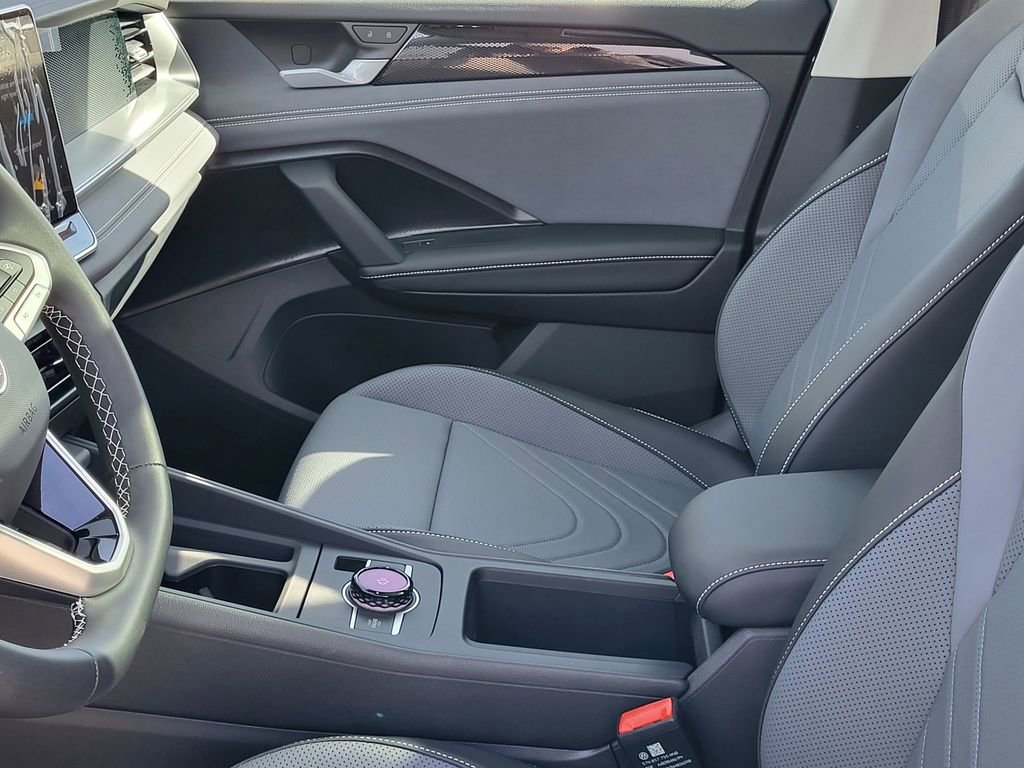 New 2025 Volkswagen Tiguan SE AWD/4WD image 18