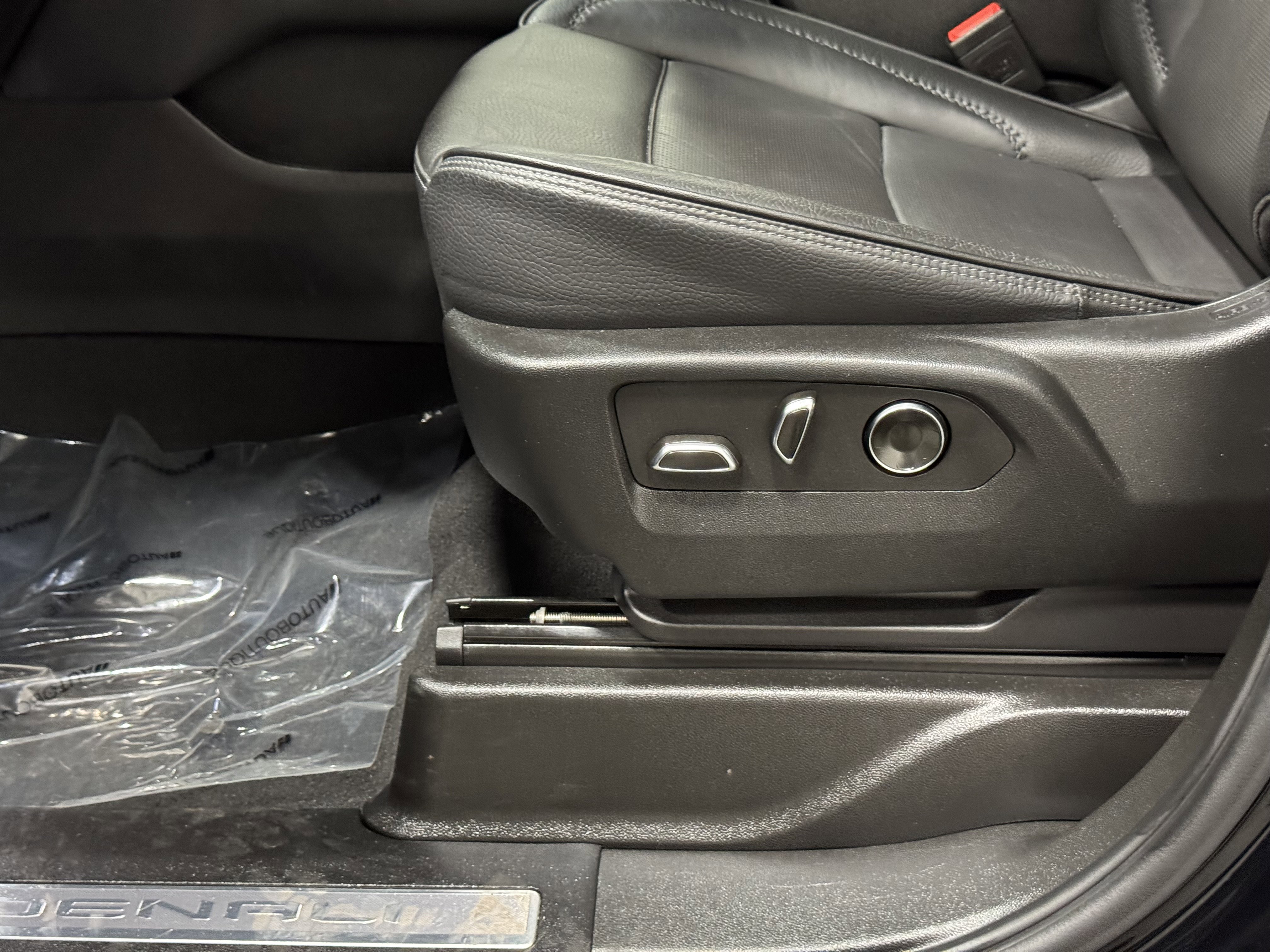 Used 2025 GMC Yukon Denali image 36