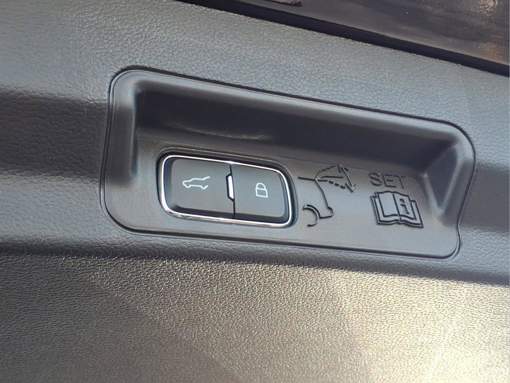Used 2025 Ford Explorer ST-Line w/ ST-Line Street Pack image 30
