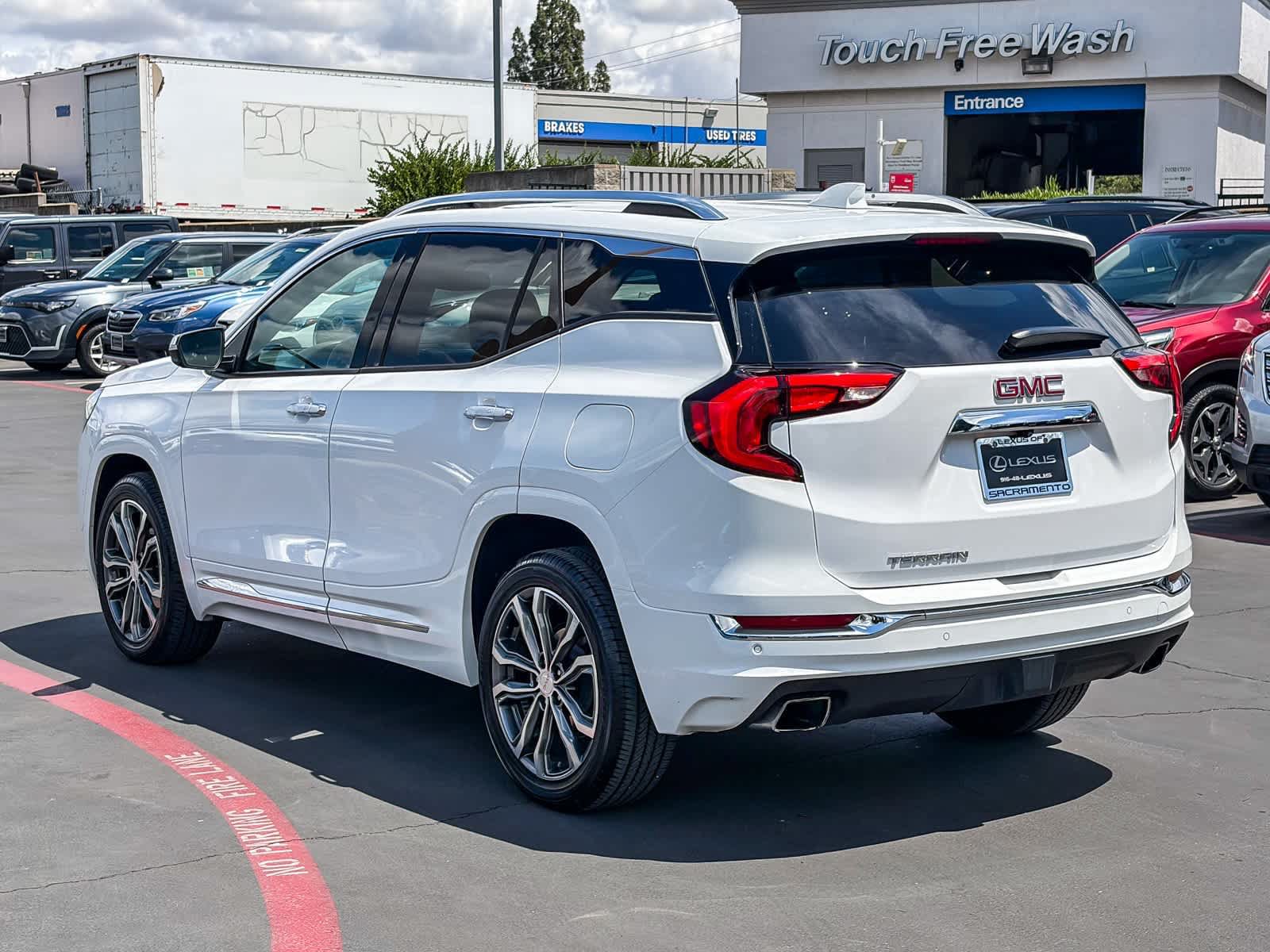 Used 2020 GMC Terrain Denali w/ Denali Premium Package FWD image 2