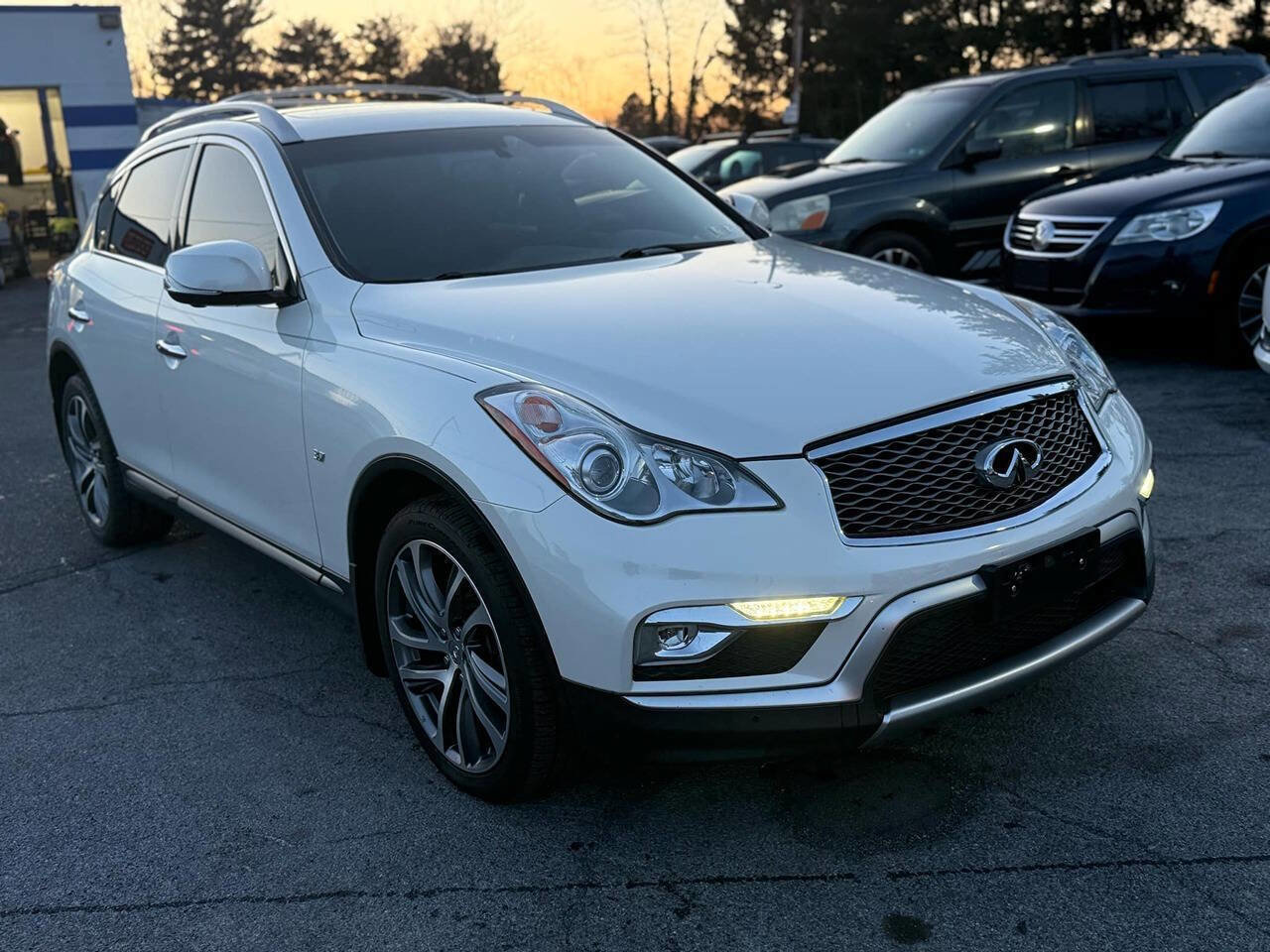 Used 2017 INFINITI QX50 2WD w/ Technology Package image 3